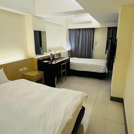 Kiwi Express Hotel - Kaohsiung Station Buitenkant foto