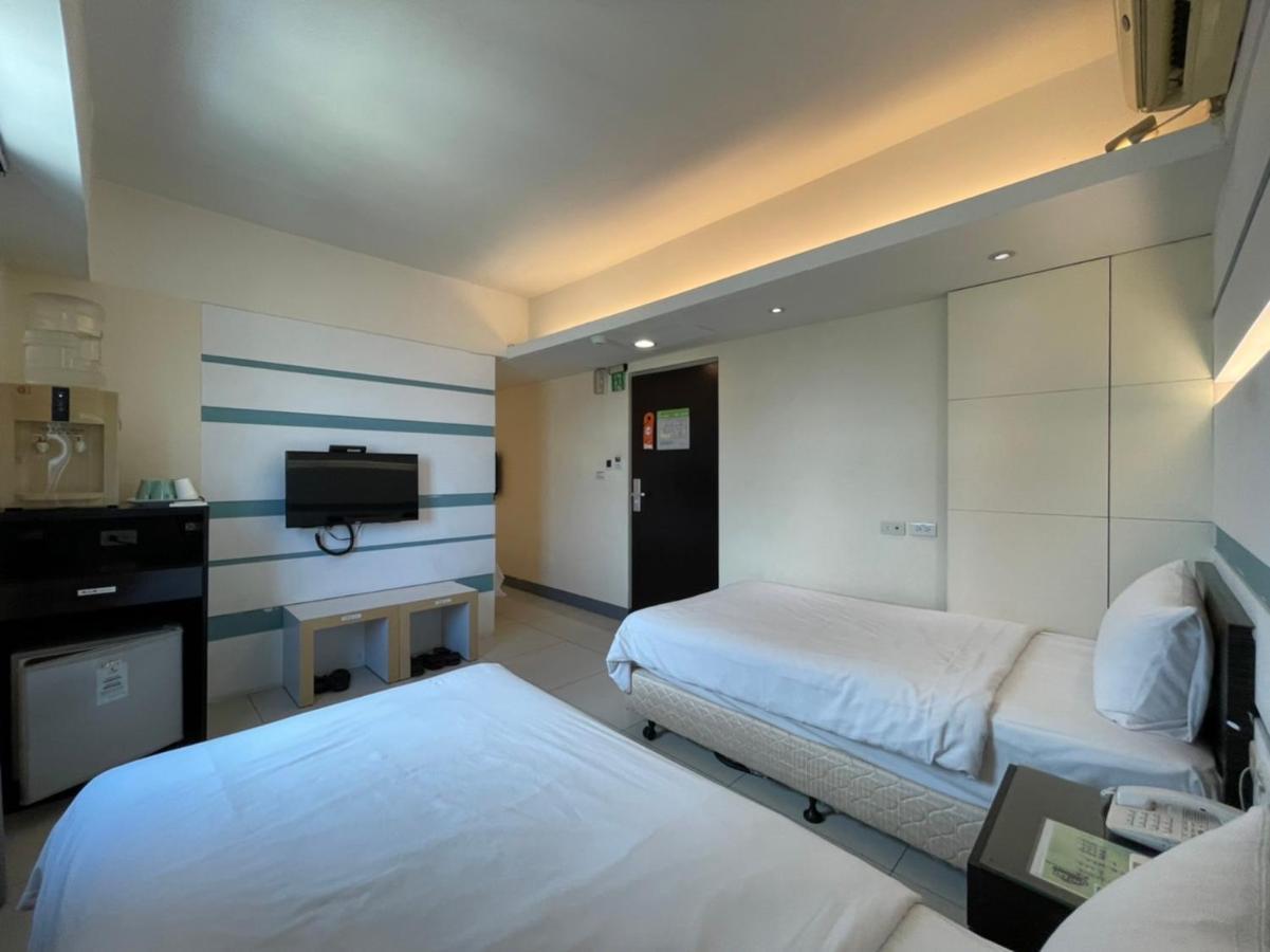 Kiwi Express Hotel - Kaohsiung Station Buitenkant foto