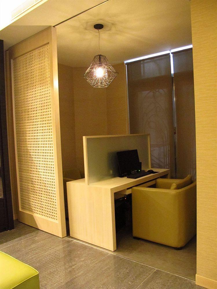 Kiwi Express Hotel - Kaohsiung Station Buitenkant foto