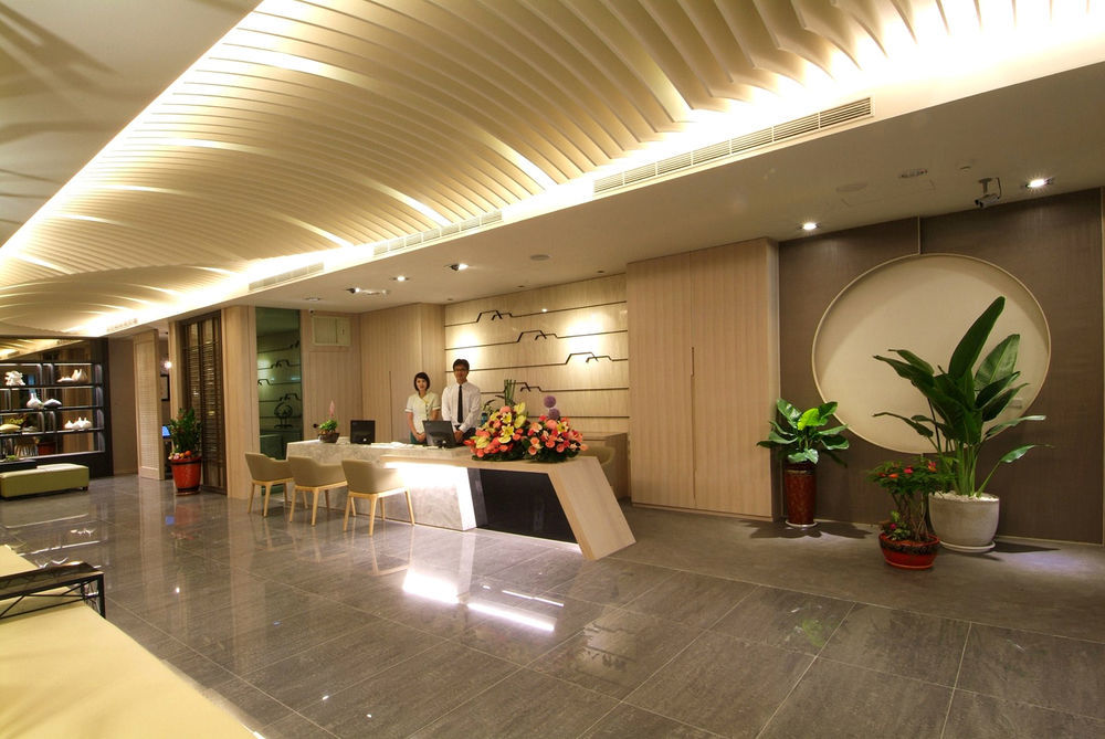 Kiwi Express Hotel - Kaohsiung Station Buitenkant foto