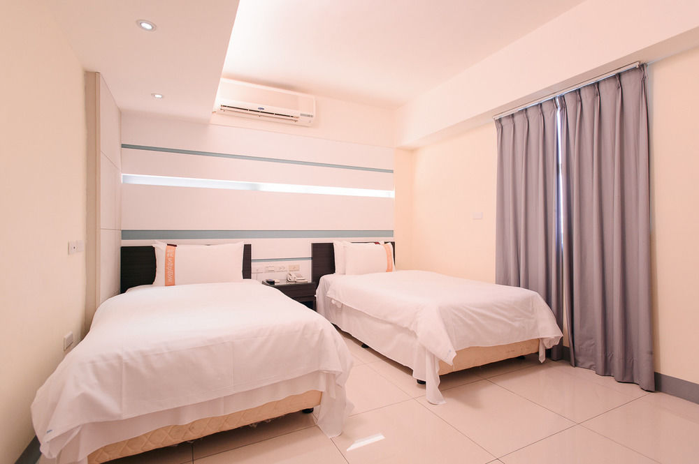Kiwi Express Hotel - Kaohsiung Station Buitenkant foto