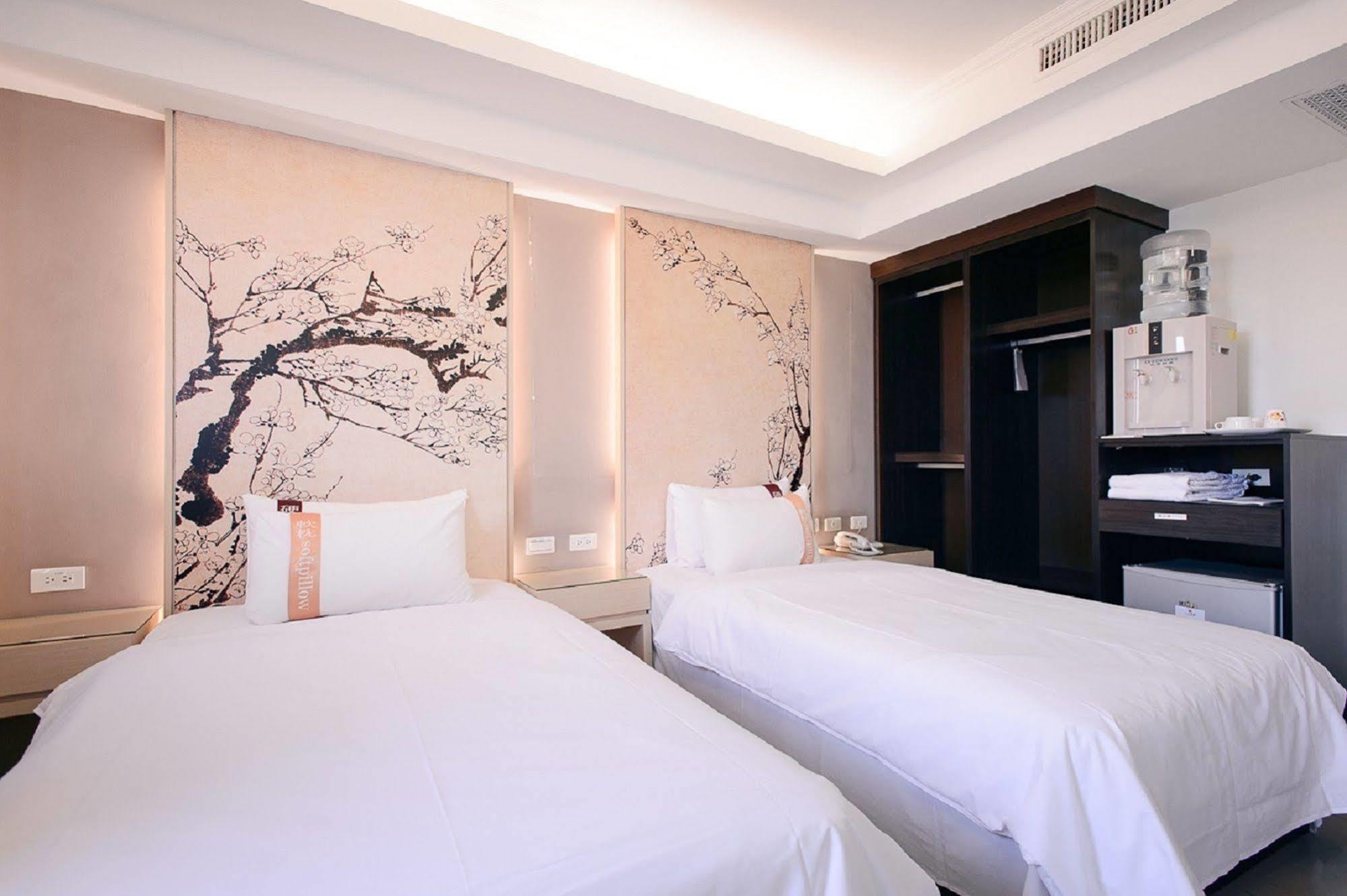 Kiwi Express Hotel - Kaohsiung Station Buitenkant foto