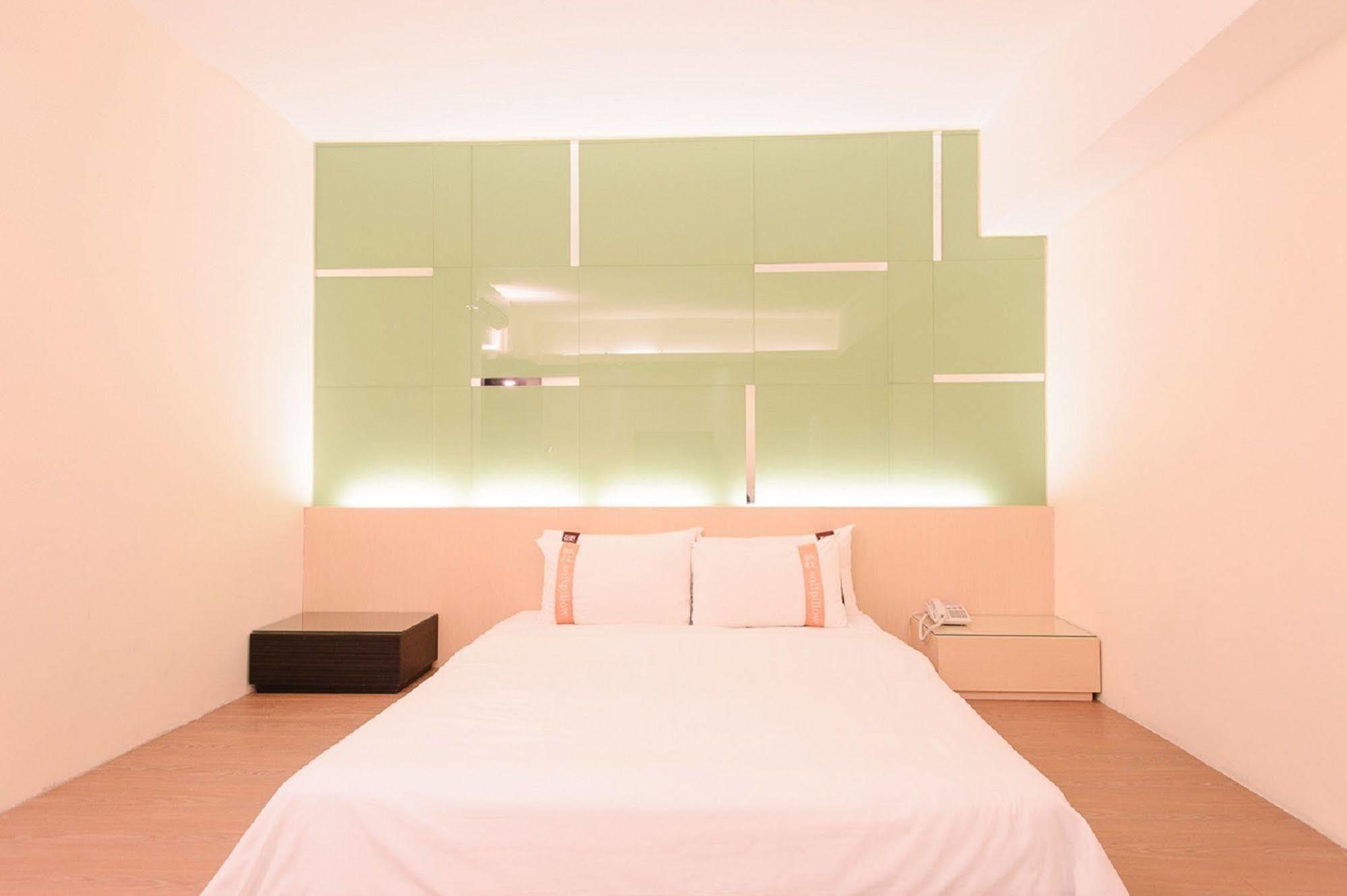 Kiwi Express Hotel - Kaohsiung Station Buitenkant foto