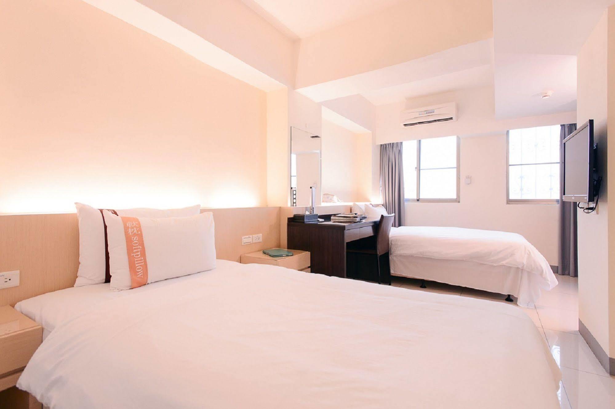 Kiwi Express Hotel - Kaohsiung Station Buitenkant foto