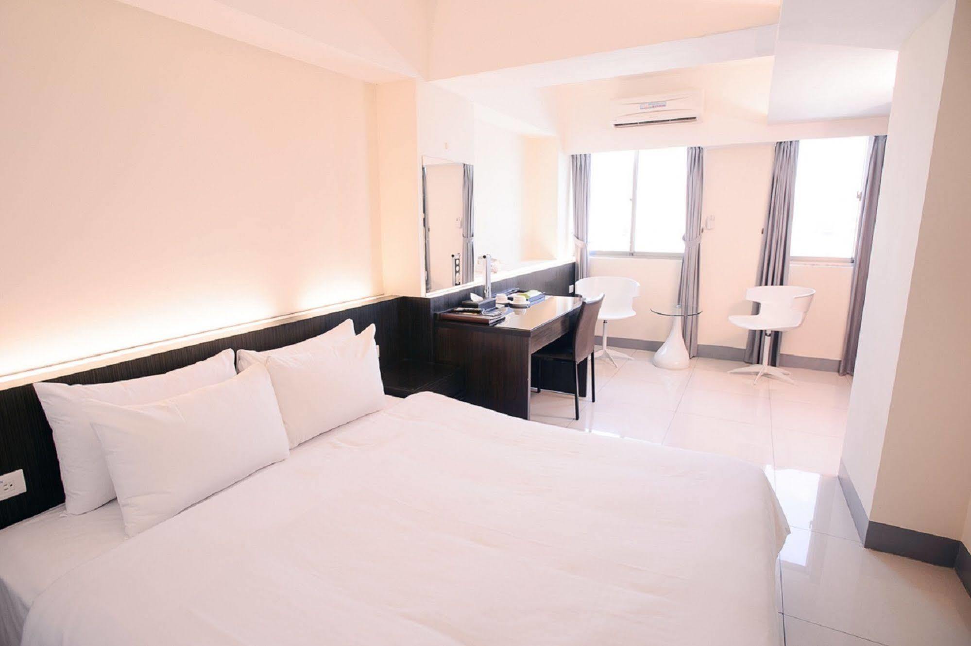 Kiwi Express Hotel - Kaohsiung Station Buitenkant foto