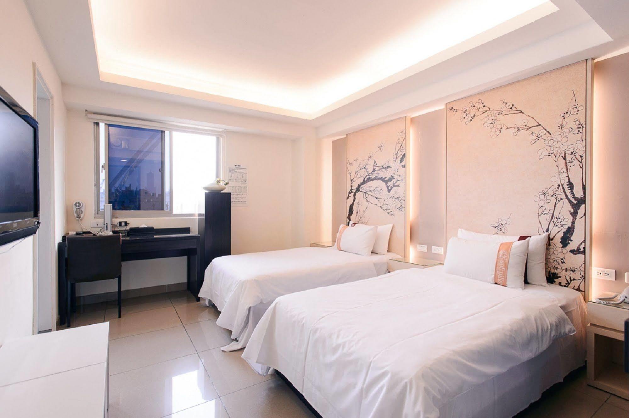 Kiwi Express Hotel - Kaohsiung Station Buitenkant foto