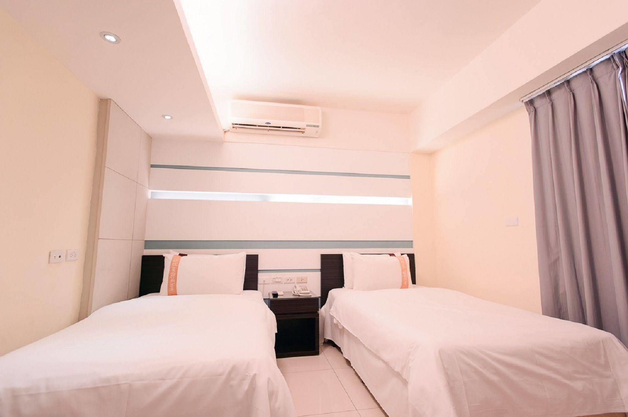 Kiwi Express Hotel - Kaohsiung Station Buitenkant foto