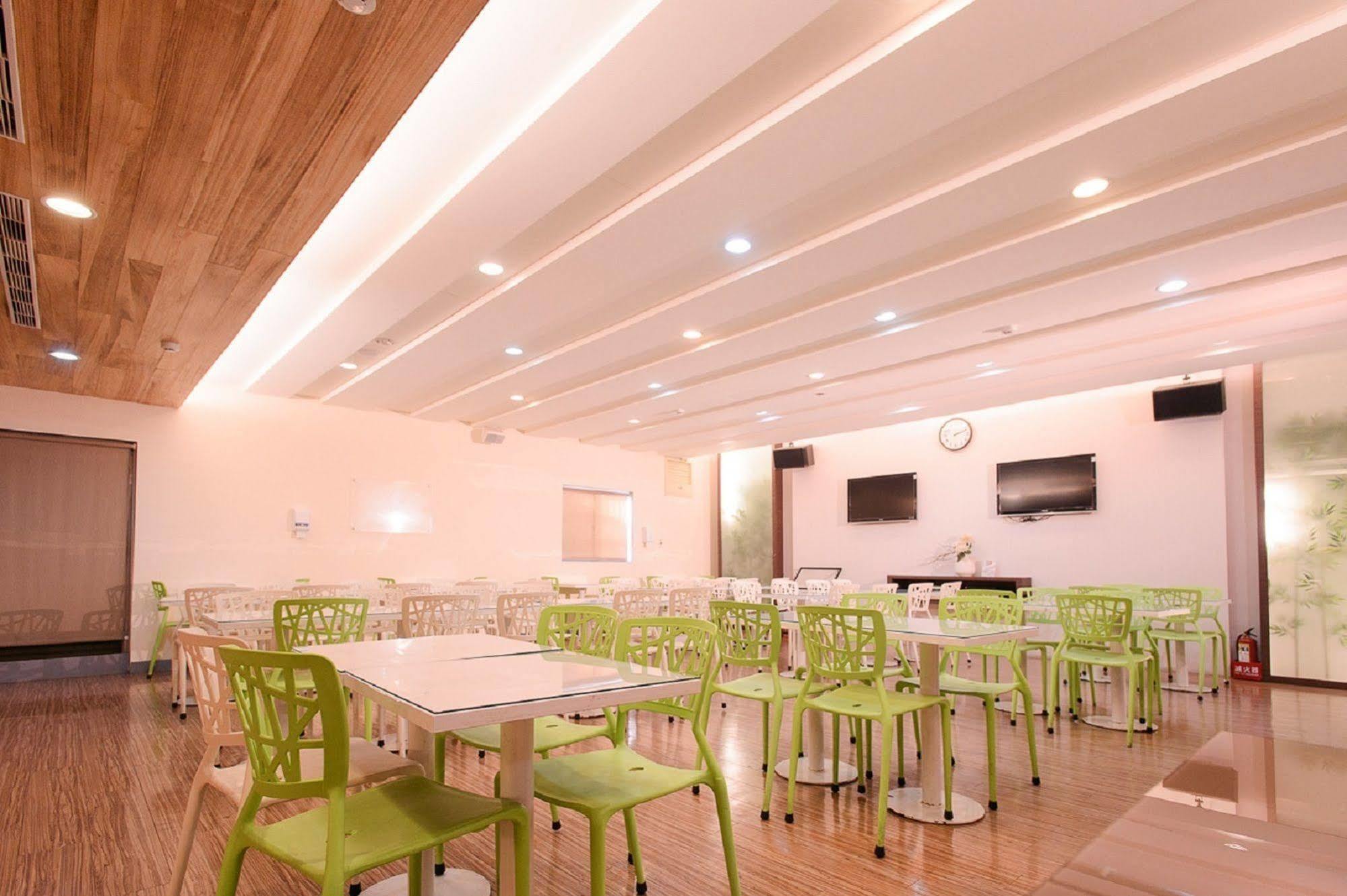 Kiwi Express Hotel - Kaohsiung Station Buitenkant foto