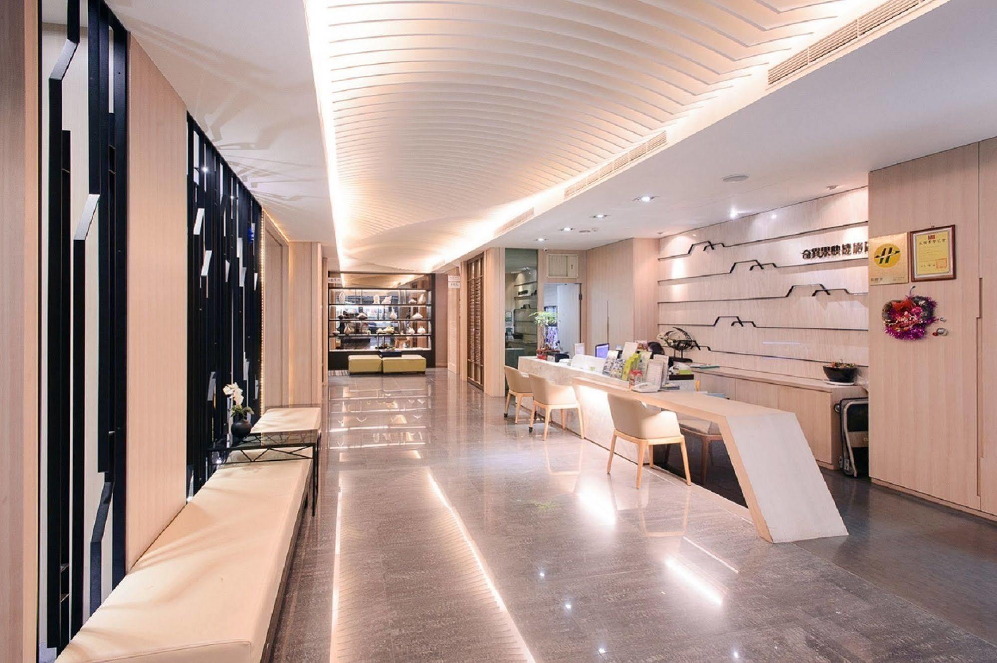 Kiwi Express Hotel - Kaohsiung Station Buitenkant foto