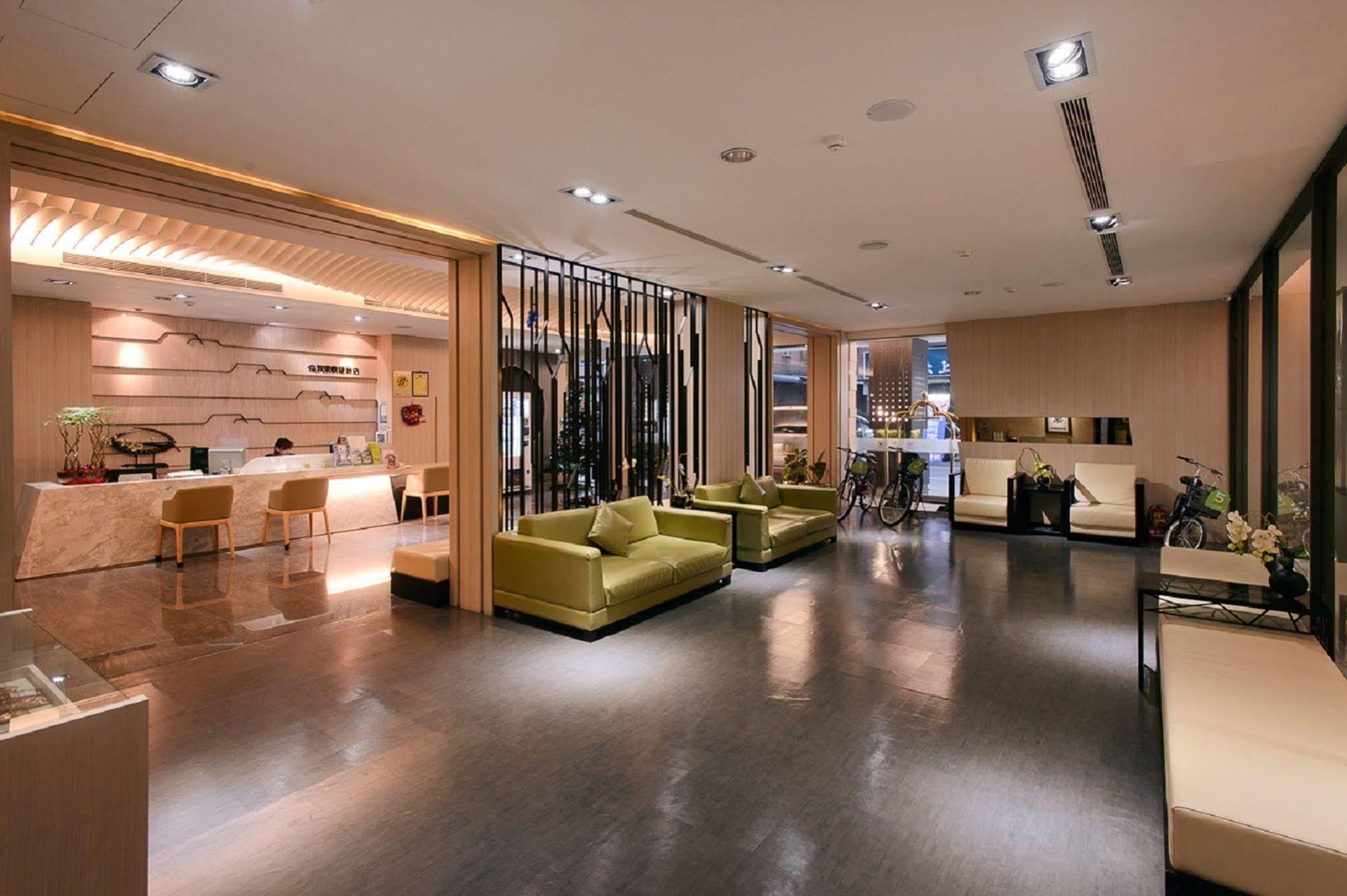 Kiwi Express Hotel - Kaohsiung Station Buitenkant foto