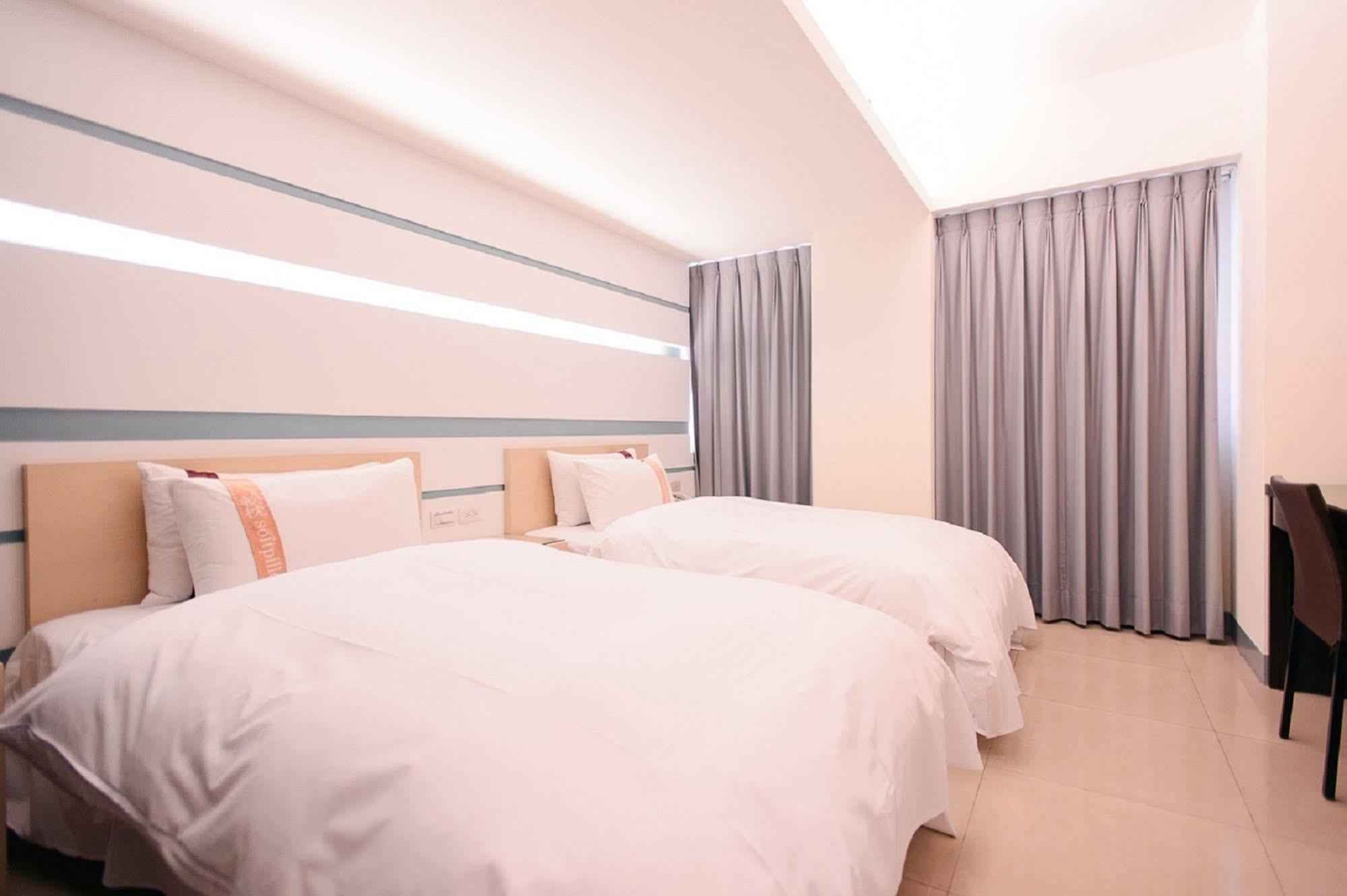 Kiwi Express Hotel - Kaohsiung Station Buitenkant foto