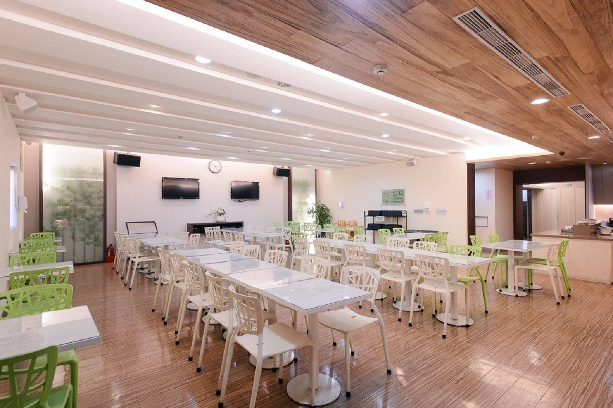 Kiwi Express Hotel - Kaohsiung Station Buitenkant foto