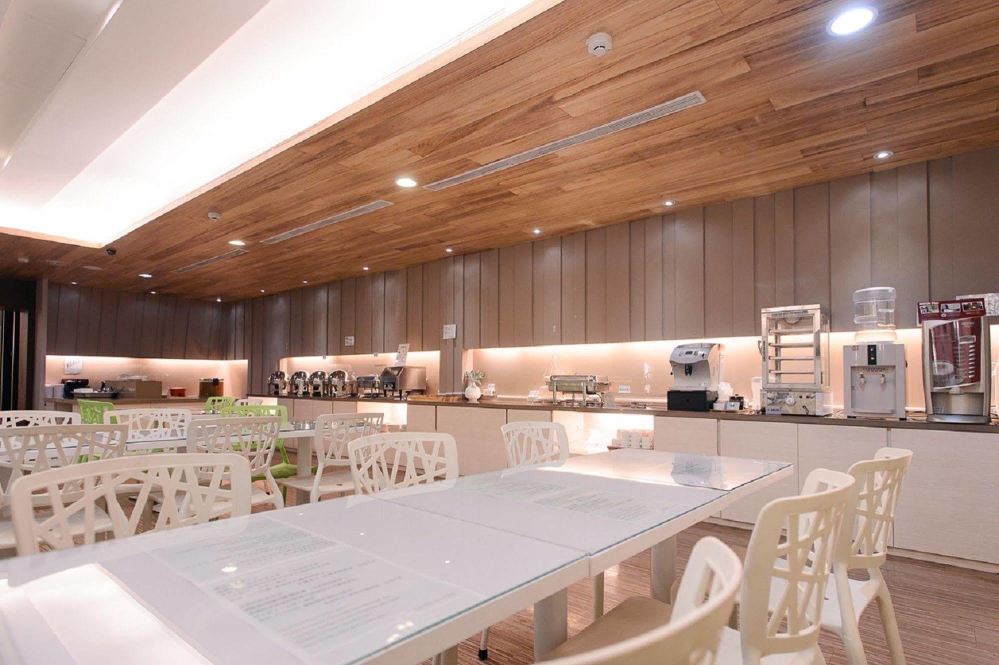 Kiwi Express Hotel - Kaohsiung Station Buitenkant foto