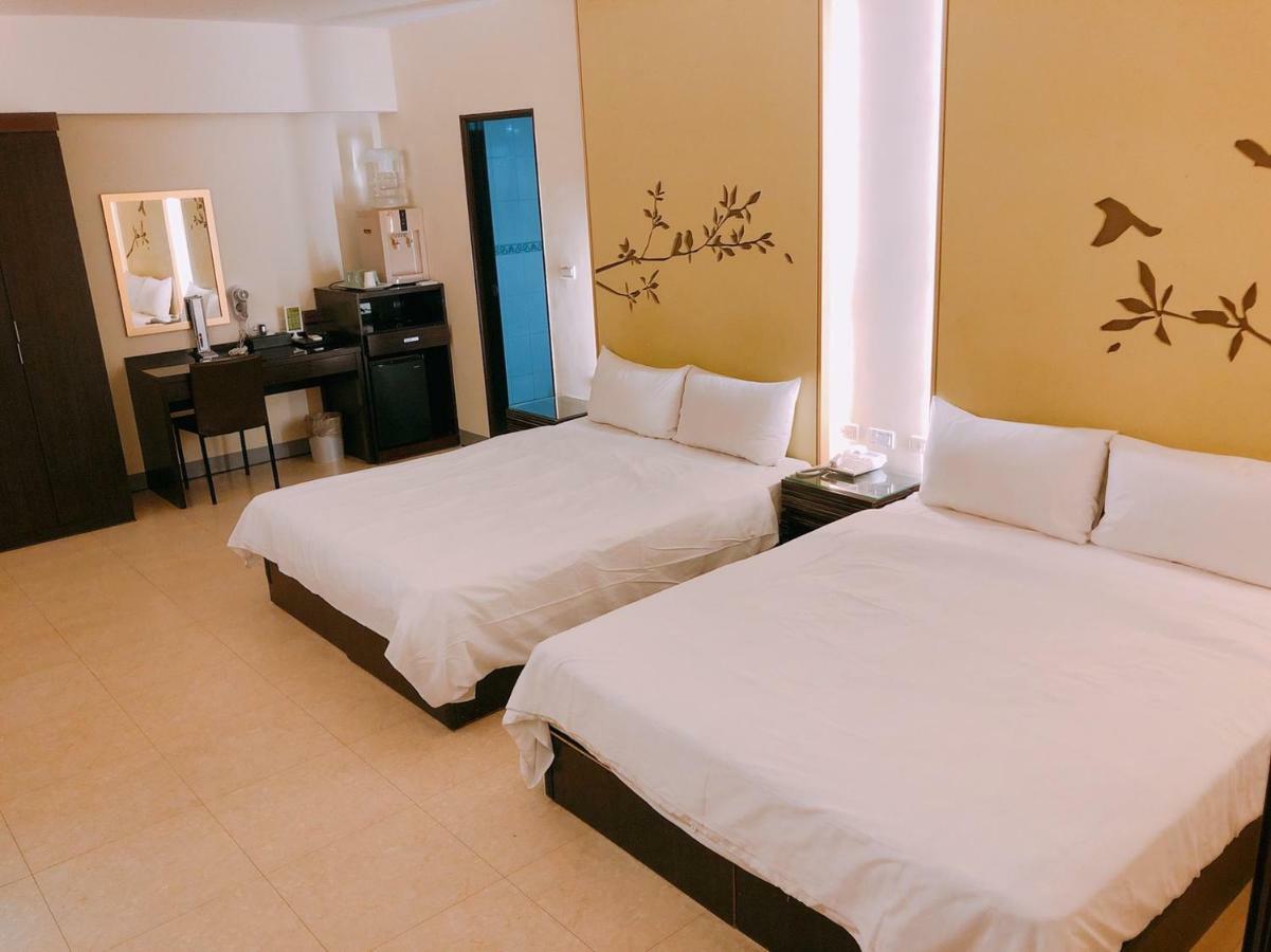 Kiwi Express Hotel - Kaohsiung Station Buitenkant foto