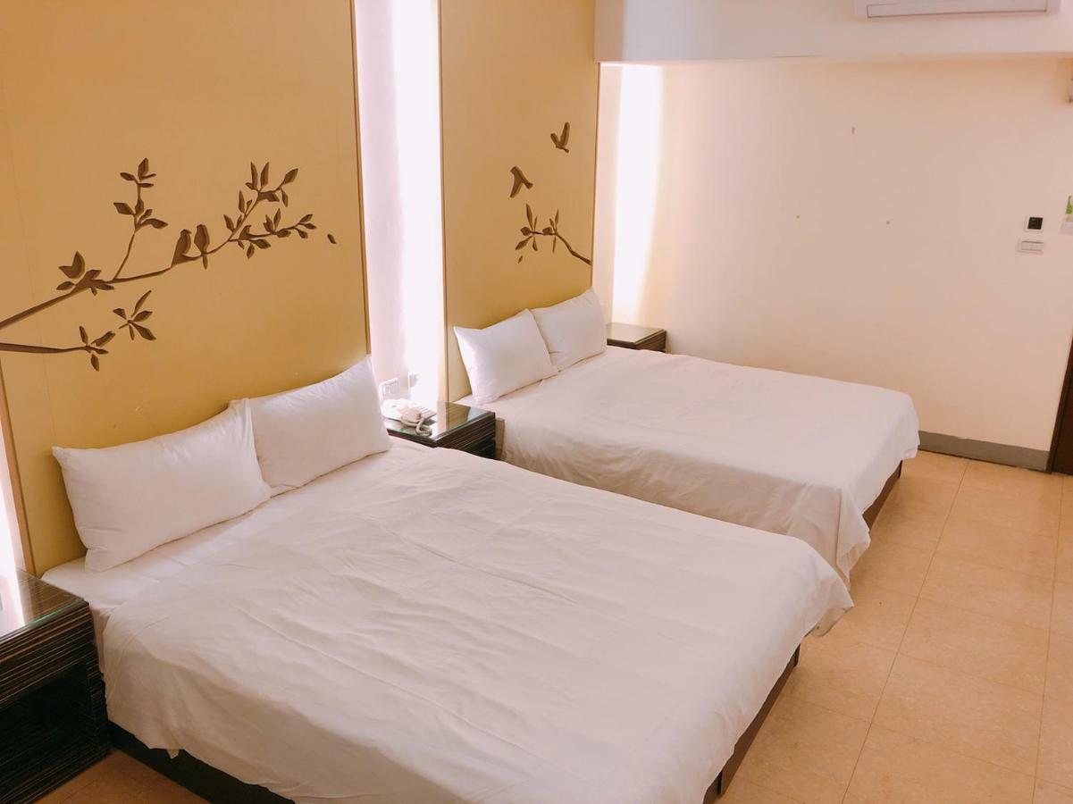 Kiwi Express Hotel - Kaohsiung Station Buitenkant foto